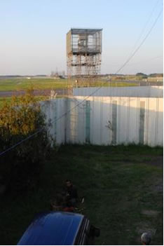 報告会を行った「木の根ペンション」の窓から見える監視塔。