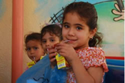 牛乳を手に最高の笑顔を見せてくれる子どもたち