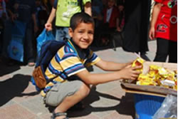 牛乳パックを集めるカリール君。来年からは小学生 