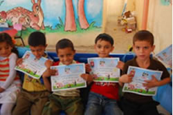 卒園証書を手に誇らしげな子どもたち