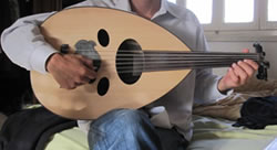 これが噂のウードです