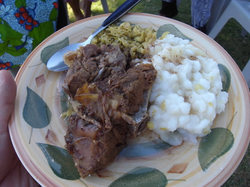 ごちそうになったヤギの煮物、キャベツとセンプ（とうもろこしから作った主食）