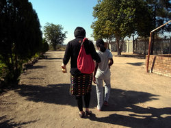 支えていると、身体の細さがよくわかる。クリニックからの帰り道 