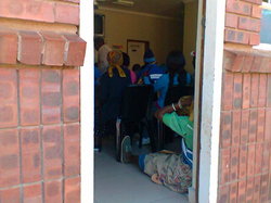 病院のドア越しに。一向に進まない列