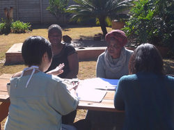 庭でミ ーティング。真剣そのもの！？いえいえ、まぶしいんです  