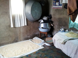 調査参加者の家を訪問。収穫されたメイズがきれいに家の中に貯蓄されていた