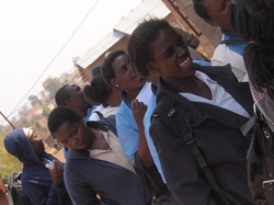 交通費の受け取りのために、並ぶボランティアたち