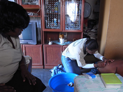 クスリのない中、塩水で傷を消毒する方法を教え合う