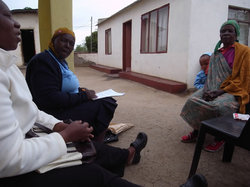 患者と話す様子を、じっくりと観察するボランティア