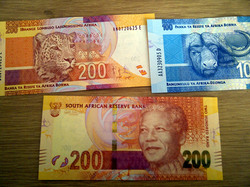 新しい100ランドと200ランド札。