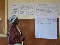 今日のディスカッションテーマを発表するボランティア