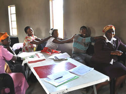 ストレス解消の一つの方法、みんなで肩もみ！