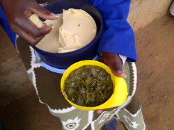 一方、「ムトゥク」と呼ばれ、一度発酵させたイエローパップも人気。おかず、スイスチャード