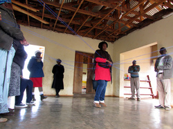 エイズで親を亡くした子どもを中心に据え、サポートするコミュニティ内のつながりが広がって行く様子を体感