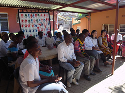 FAMSAの事務所にて、研修修了証の授与