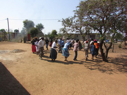 緊張をほぐすためにまずは外で体操してから研修を始めましょ～。