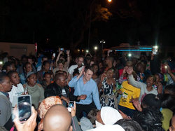 死去のニュースを聞き、マンデラ氏自宅前に集まる人びと