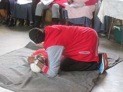 人工呼吸の方法。まずは講師がお手本を見せます。