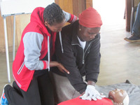 心臓マッサージはちゃんと肘を伸ばして。