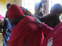 のどに何か詰まったら、まず前かがみにさせて背中の上のほうをバンバンたたきます。詰まったものは出てくるかな？