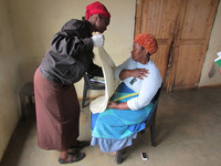 骨折した人の包帯、サポートのつけ方は？アフリカの女性がよく使う、身近にある布でも応急処置ができます。