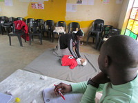 一人ひとり実演試験中。講師に採点されて緊張が走ります。