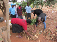 まずは彼は、枯れ草を置いて・・・