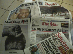 マンデラ元大統領の記事が並ぶ、新聞各紙