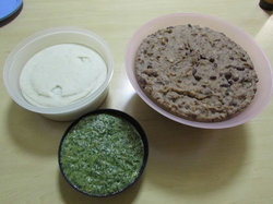 右上がシジンバ。中央下がかぼちゃの葉っぱの煮込み、左が発酵したパップ。どれもおいしい！