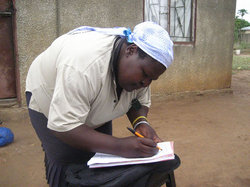 病院への紹介状を書く在宅介護ボランティアのマーガレットさん