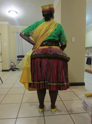 後姿。アフリカはお尻の大きい女性のほうが魅力的なのでわざと大きく見せるためのギャザーが寄せられています。これでお尻を振ってダンスします。