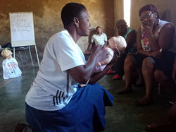 バランスをとって優しく心臓マッサージを練習中