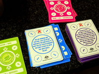 ボードゲームには、HIV予防などを議論する質問が隠れている