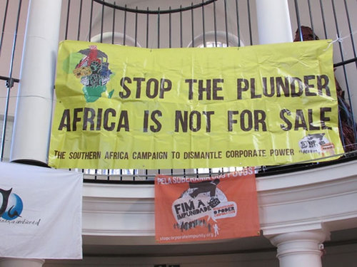 「略奪を止めろ。アフリカは売り物ではない」と書かれた民衆法廷の旗
