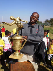 トロフィーとシドニーさん。