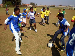 男子に混ざって女子もサッカーしてます。