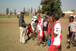 左端が子どもたちに指導するモロイさん。