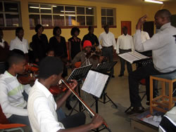 右端が指導するモフケニ先生。