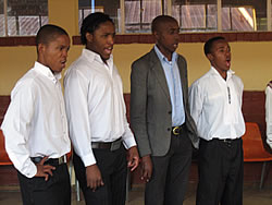 皆ほっそりしているのに驚くほどの声量です。