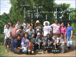 ツアー参加メンバー。メンバ―以外はカオデ―ン農園のみなさんです。後列左端がJVC元スタッフの森本さん。