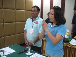 「サワディーカー」の挨拶の仕方を教えてくださるシェア・タイの広本さん（右）とナシンさん。