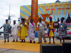 民族衣装を着た南アメンバー。（最後広場で歌を披露した際の様子です。ソト族の衣装を着たドゥドゥのみ不在。）