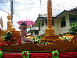 この彫刻がすべて蜜蝋なのです。お姉さんも美しい。