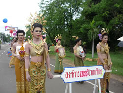 シェア・タイと活動するMSMのみなさん。美しい！