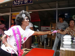 HIVエイズに関する情報が書かれたチラシを配るMSMの活動参加者。