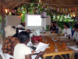 シェア・タイミーティングスペース。いい感じです。前で活動紹介をしているのがシェア・タイのチェリーさん（黒Tシャツ）彼女はこの後の日程でも調整、通訳と大活躍でした。