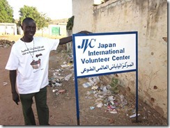 英語とアラビア語表記の看板。立っているのは書いてくれた職人さん。