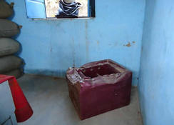 6月に略奪を受けた際に破壊された金庫が事務所の床に転がっていた