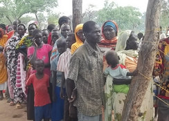 国境を越えて南スーダンに逃れ、難民となった人々。並んで食糧配給を待っ ている。（南スーダン・ユニティ州イーダ難民キャンプ）