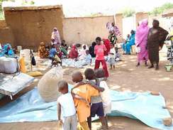 配布場所に集まってきた避難民（カドグリ市内）